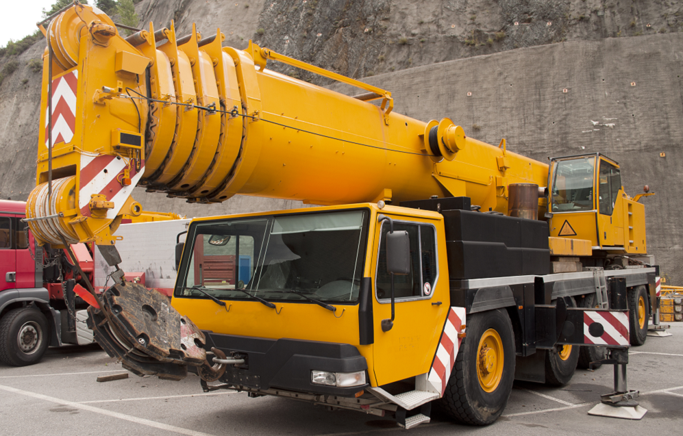 How Mobile Crane Works During Heavy Lifting for Industrial Projects
